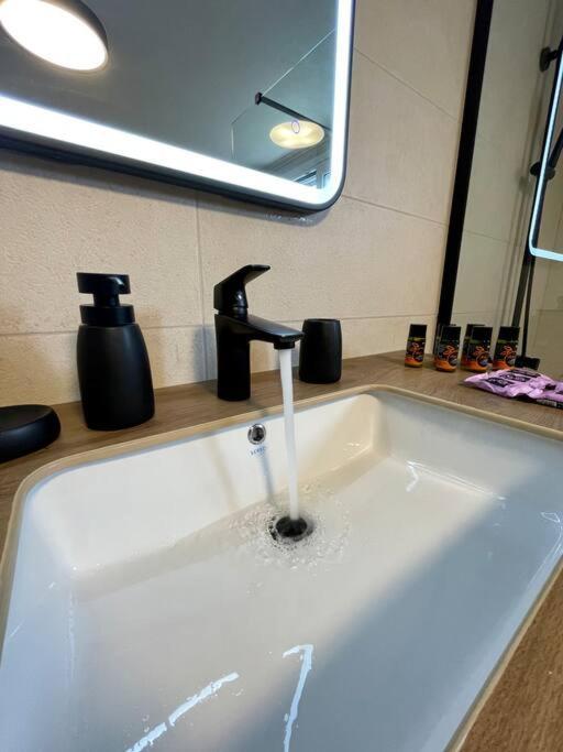 Villa Eftychia Serene Getaway With Hot Tub In A Quiet Location กิสเซมอส ภายนอก รูปภาพ